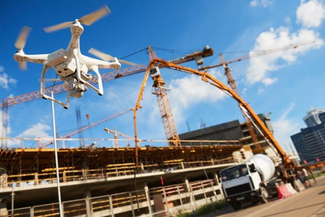 Drone proporcionando segurança na construção e proteção no local de trabalho