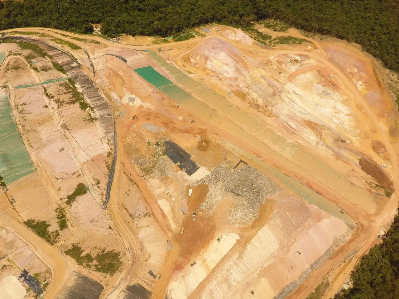 Imagem aérea de um campo de obras capturada por um drone