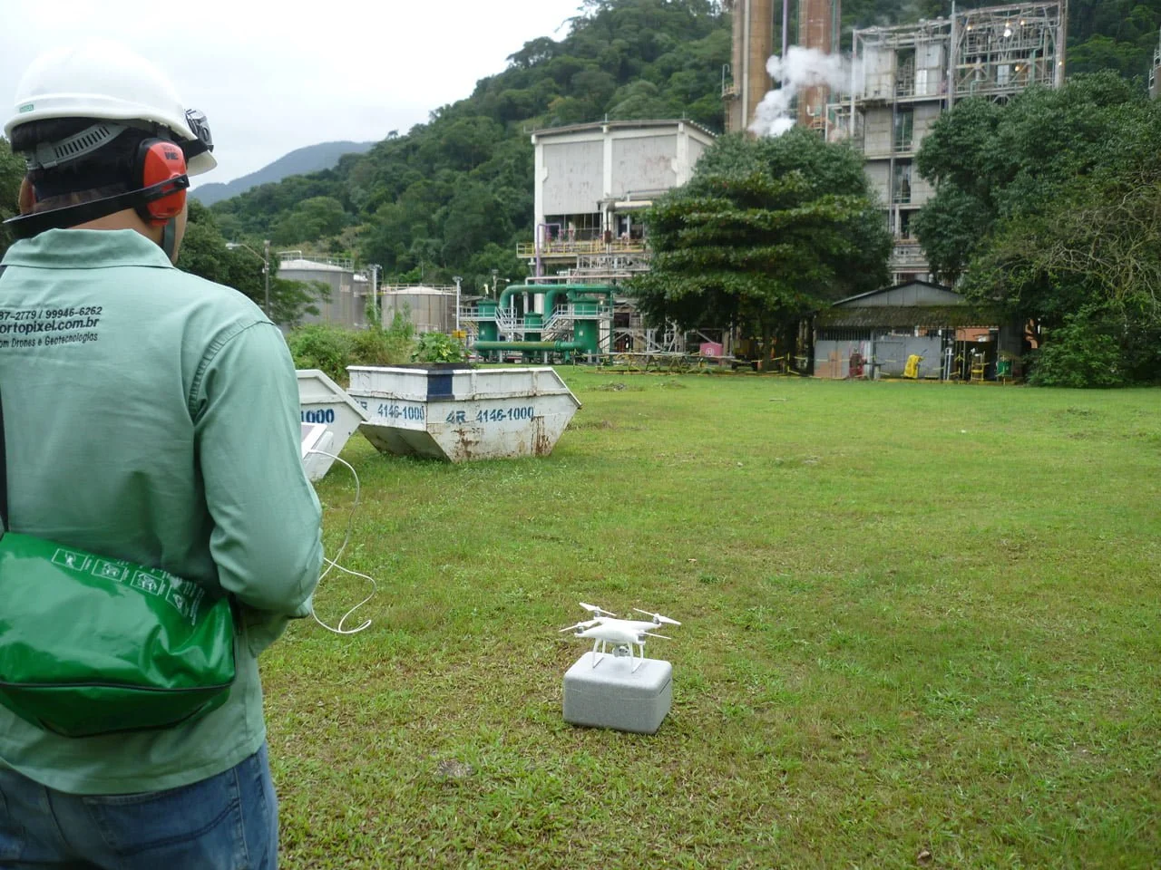 Operador de drones da Ortopixel prestes a utilizar drone para aerofotogrametria