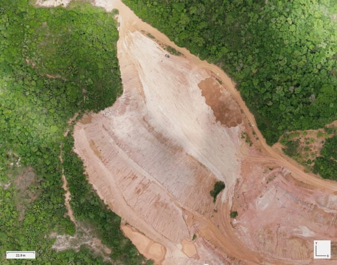 Ortomosaico de um terreno com erosão no meio da vegetação. Imagem capturada por drone