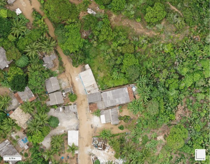 Ortomosaico de um terreno com vegetação e alguns barracos. Imagem capturada por drone