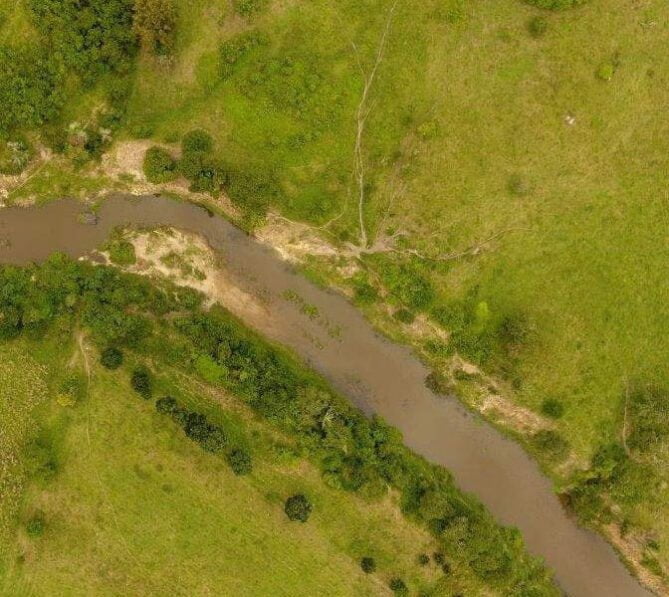 Ortomosaico de campo verde. Imagem capturada por drone