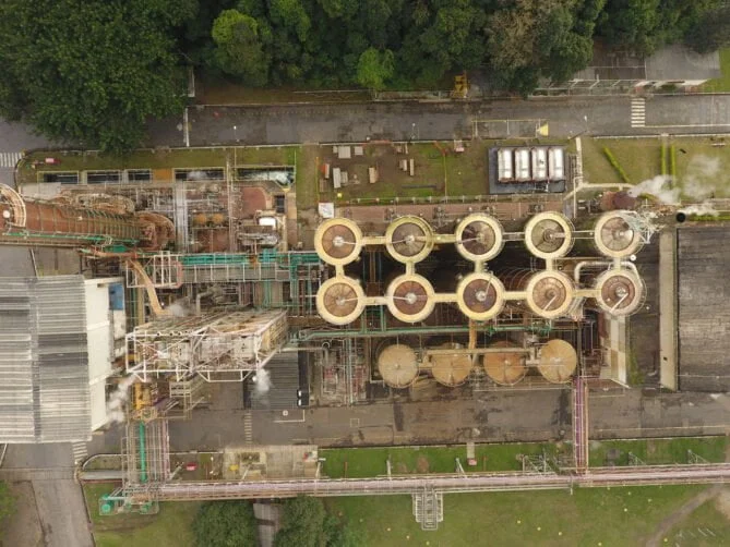 Imagem aérea capturada por drone de uma fábrica