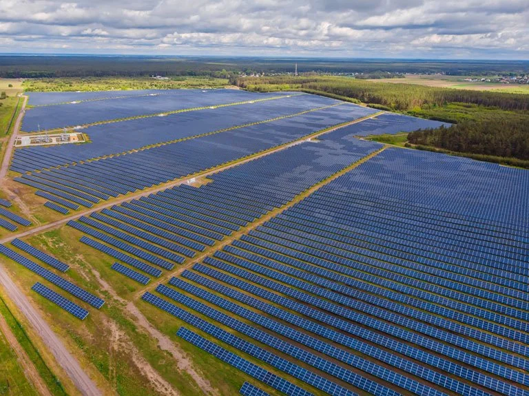 São muitas as vantagens para empresas que investem em mapeamento com drones para energia solar.